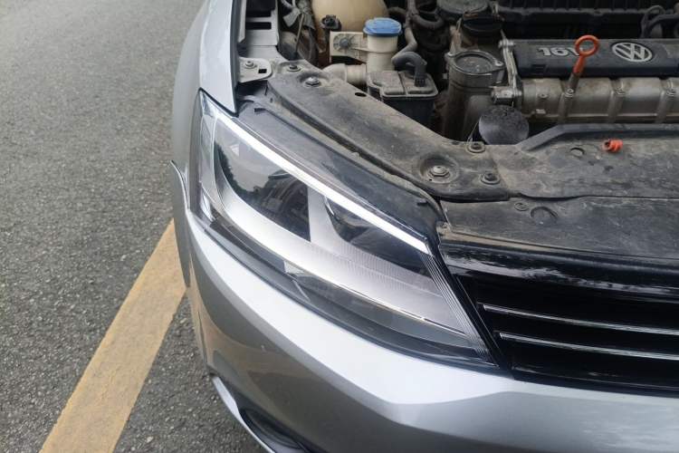 Used Volkswagen Sagitar 2012 1.6L Manual Comfort Model Right Front Headlight