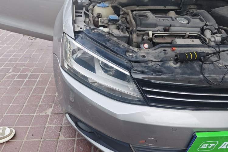 Used Volkswagen Sagitar 2012 1.4TSI Manual Luxury Model Right Front Headlight
