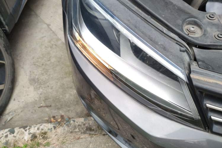 Used Volkswagen Sagitar 2012 1.4TSI Automatic Luxury Edition Right Front Headlight