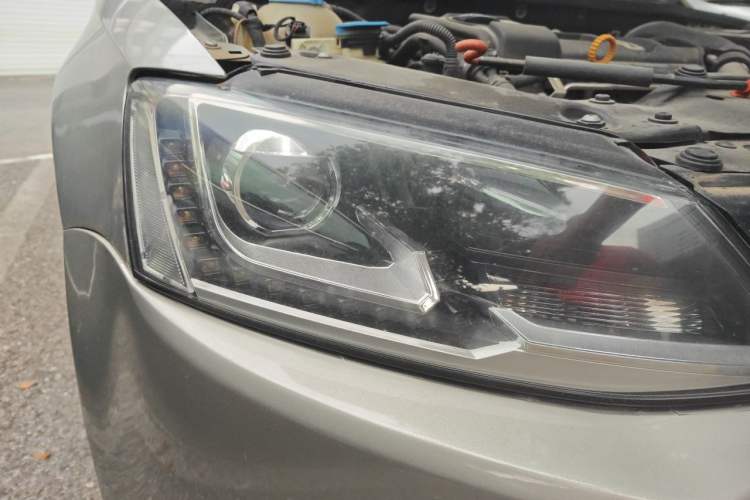 Used Volkswagen Sagitar 2012 1.4TSI Automatic Luxury Edition Right Front Headlight