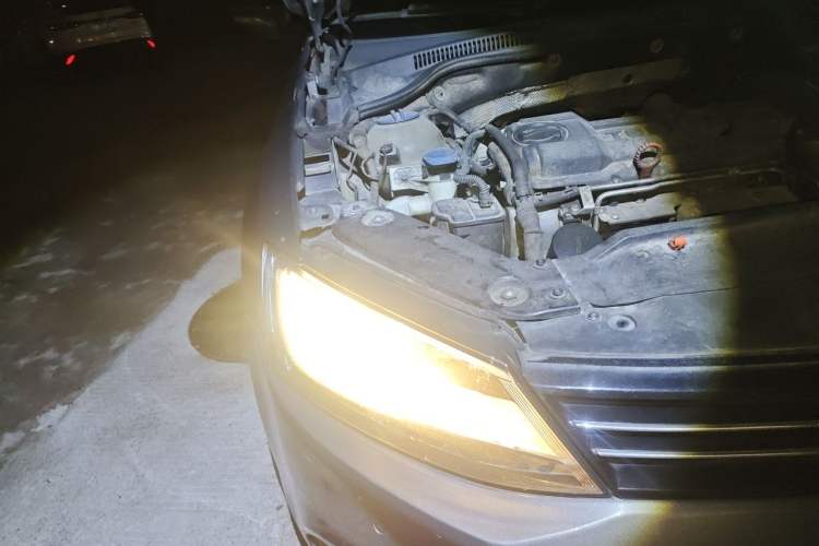 Used Volkswagen Sagitar 2012 1.4TSI Automatic Luxury Edition Right Front Headlight