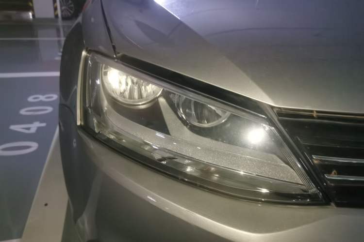 Used Volkswagen Sagitar 2012 1.6L Manual Comfort Model Right Front Headlight