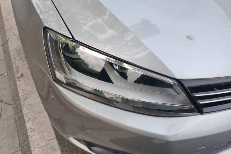 Used Volkswagen Sagitar 2012 1.6L Automatic Comfort Edition Right Front Headlight