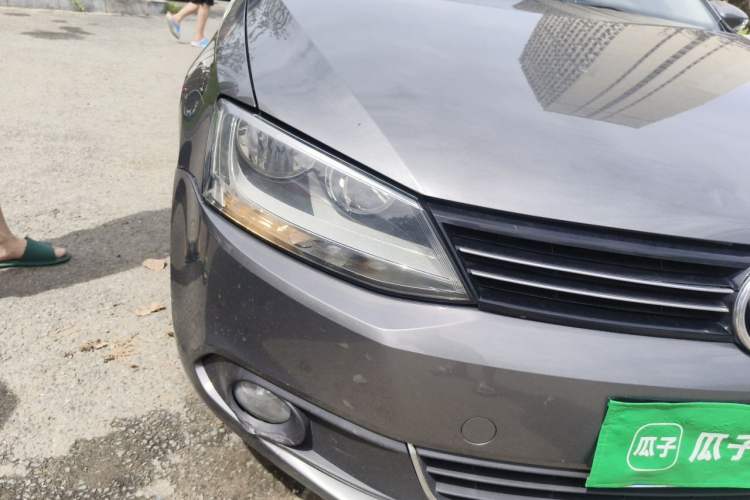 Used Volkswagen Sagitar 2012 1.6L Automatic Comfort Edition Right Front Headlight
