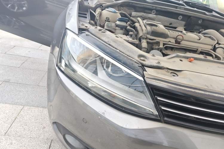 Used Volkswagen Sagitar 2012 1.4TSI Manual Luxury Model Right Front Headlight