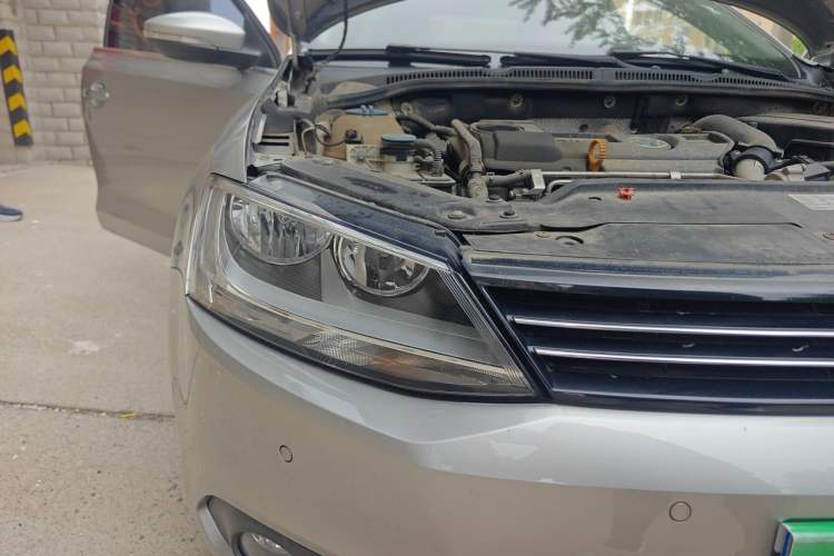 Used Volkswagen Sagitar 2012 1.4TSI Automatic Luxury Edition Right Front Headlight