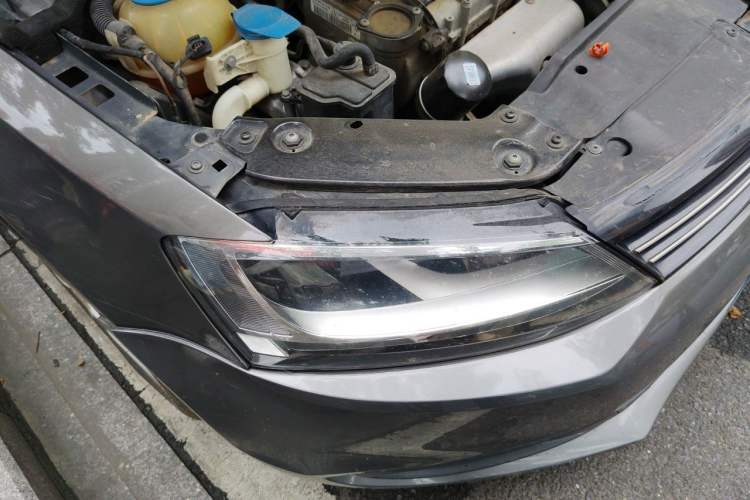 Used Volkswagen Sagitar 2012 1.6L Automatic Fashion Edition Right Front Headlight