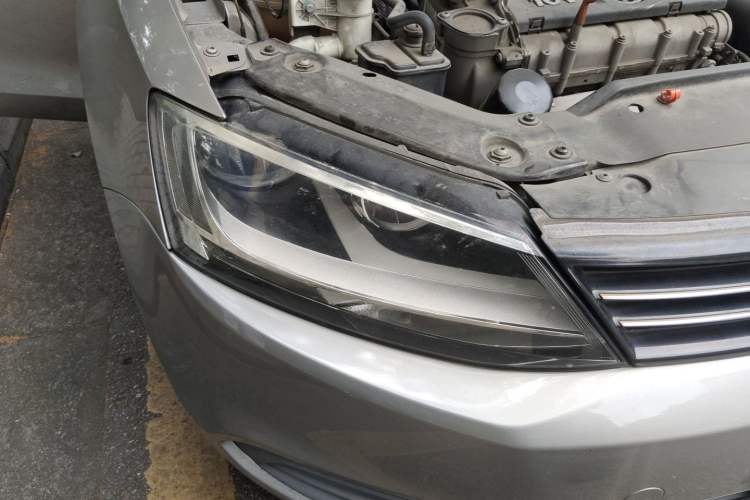 Used Volkswagen Sagitar 2012 1.6L Automatic Fashion Edition Right Front Headlight