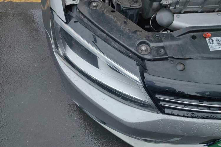 Used Volkswagen Sagitar 2012 1.6L Manual Comfort Model Right Front Headlight