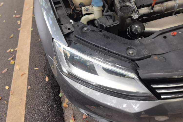 Used Volkswagen Sagitar 2012 1.6L Manual Comfort Model Right Front Headlight