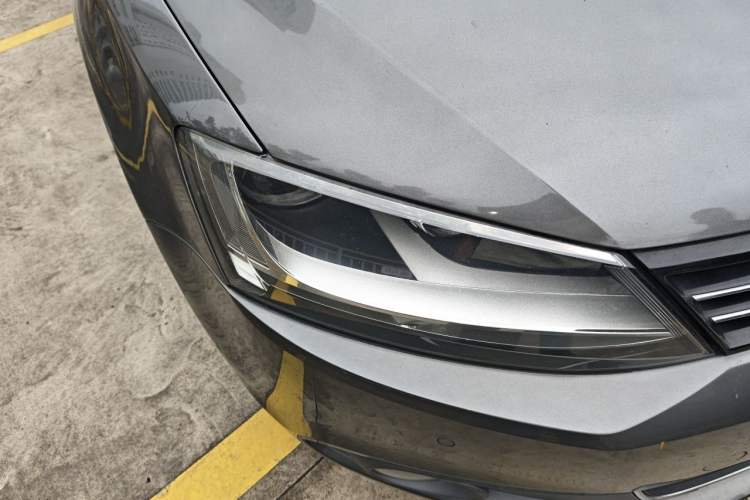Used Volkswagen Sagitar 2012 1.4TSI Automatic Luxury Edition Right Front Headlight