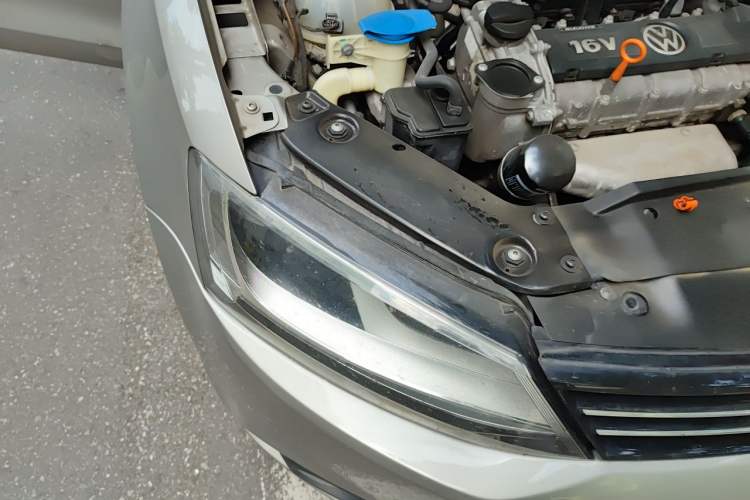Used Volkswagen Sagitar 2012 1.6L Automatic Comfort Edition Right Front Headlight