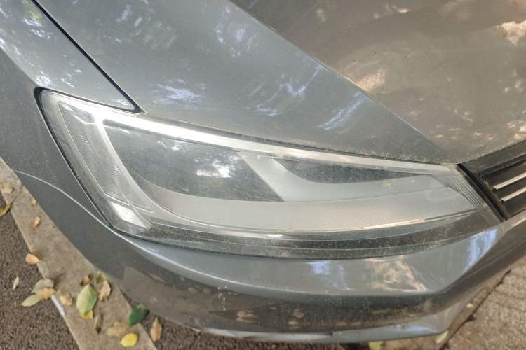 Used Volkswagen Sagitar 2012 1.6L Manual Comfort Model Right Front Headlight
