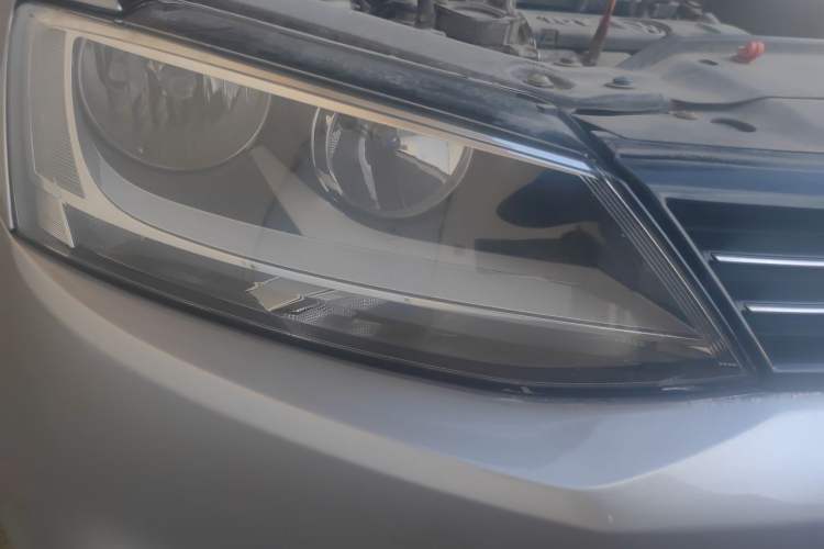 Used Volkswagen Sagitar 2012 1.6L Manual Fashion Edition Right Front Headlight