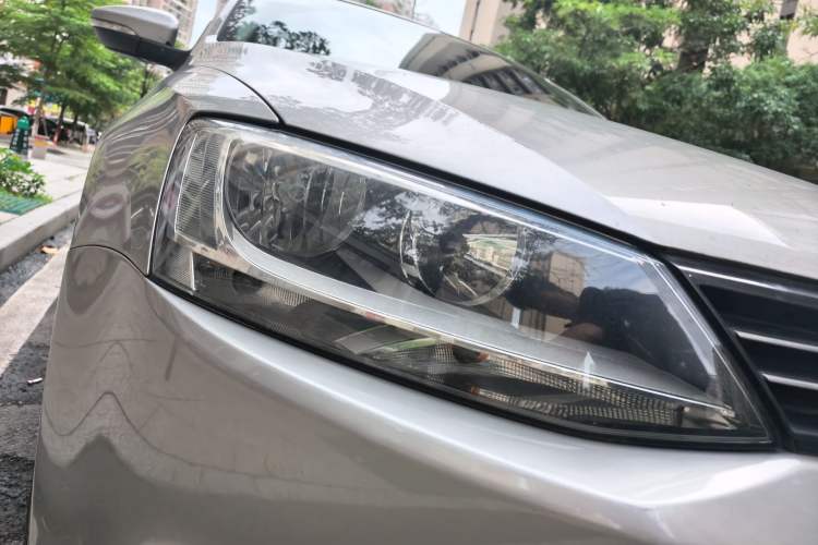 Used Volkswagen Sagitar 2012 1.6L Automatic Fashion Edition Right Front Headlight