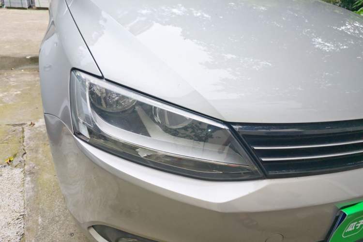 Used Volkswagen Sagitar 2012 1.6L Manual Comfort Model Right Front Headlight