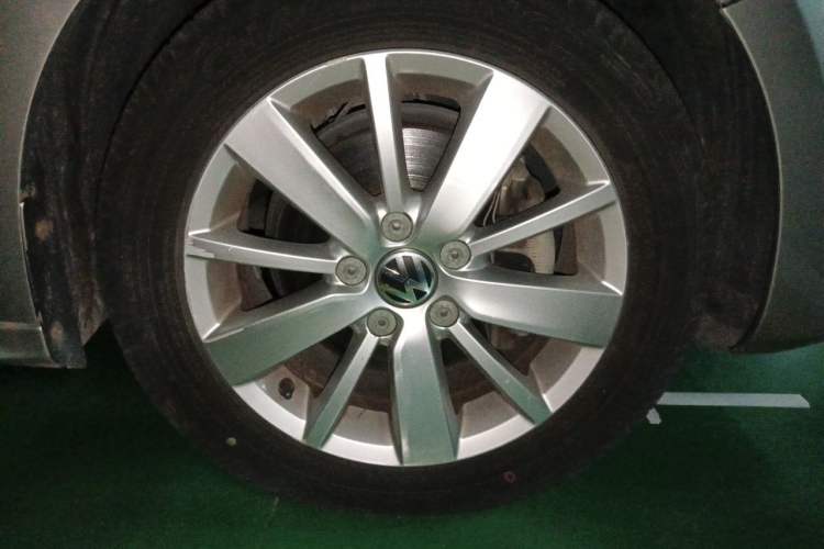 Used Volkswagen Sagitar 2012 1.4TSI Automatic Fashion Edition Right Front Wheel Hub