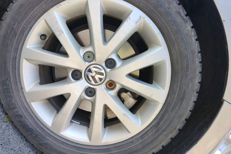 Used Volkswagen Sagitar 2012 1.6L Automatic Comfort Edition Right Front Wheel Hub