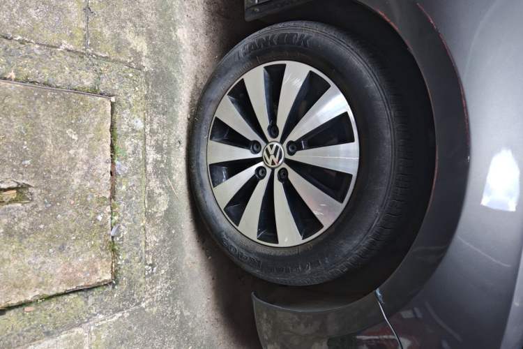 Used Volkswagen Sagitar 2012 1.8TSI Automatic Flagship Edition Right Front Wheel Hub