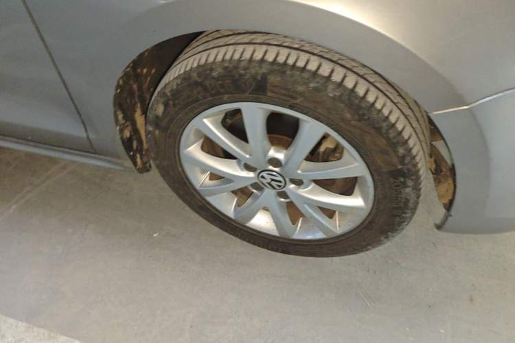 Used Volkswagen Sagitar 2012 1.4TSI Automatic Luxury Edition Right Front Wheel Hub