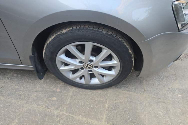 Used Volkswagen Sagitar 2012 1.6L Automatic Comfort Edition Right Front Wheel Hub