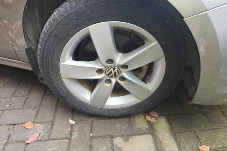 Used Volkswagen Sagitar 2012 1.4TSI Manual Fashion Edition Right Front Wheel Hub