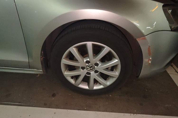 Used Volkswagen Sagitar 2012 1.6L Automatic Comfort Edition Right Front Wheel Hub