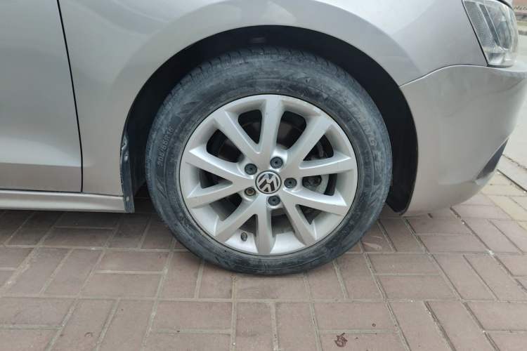 Used Volkswagen Sagitar 2012 1.6L Automatic Comfort Edition Right Front Wheel Hub