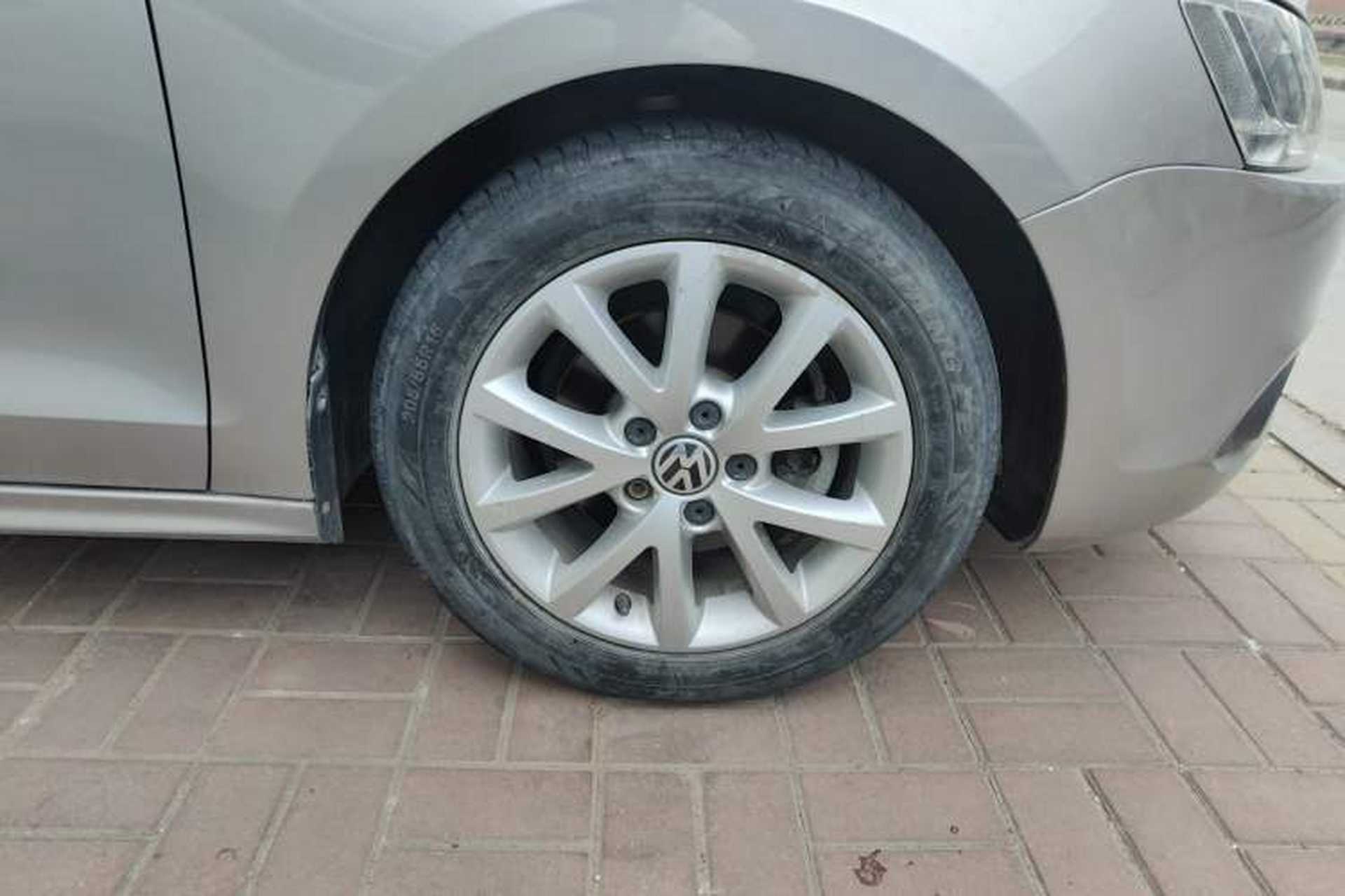 Used Volkswagen Sagitar 2012 1.6L Automatic Comfort Edition Right Front Wheel Hub
