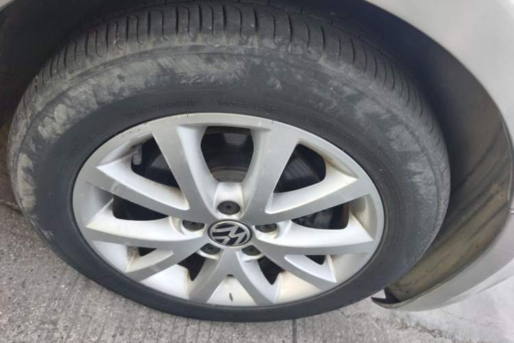Used Volkswagen Sagitar 2012 1.4TSI Manual Luxury Model Right Front Wheel Hub