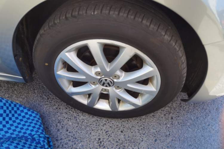 Used Volkswagen Sagitar 2012 1.6L Automatic Comfort Edition Right Front Wheel Hub