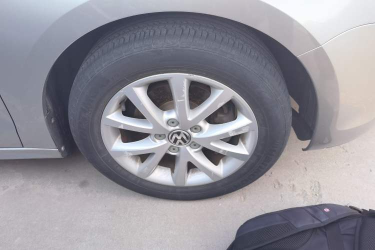 Used Volkswagen Sagitar 2012 1.6L Automatic Comfort Edition Right Front Wheel Hub