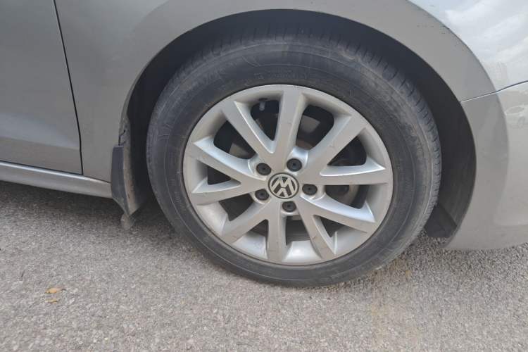 Used Volkswagen Sagitar 2012 1.6L Manual Comfort Model Right Front Wheel Hub