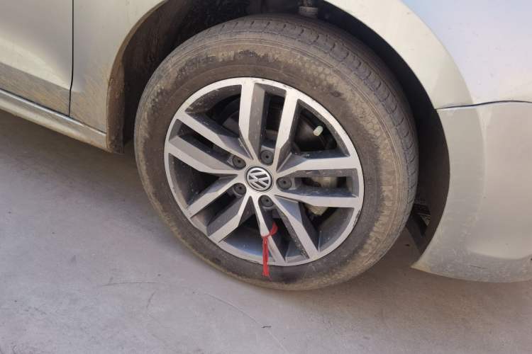 Used Volkswagen Sagitar 2012 1.6L Automatic Comfort Edition Right Front Wheel Hub