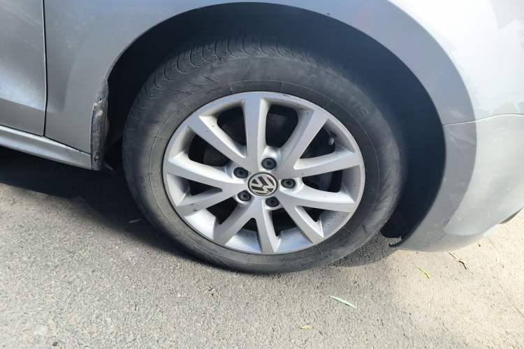 Used Volkswagen Sagitar 2012 1.4TSI Manual Luxury Model Right Front Wheel Hub