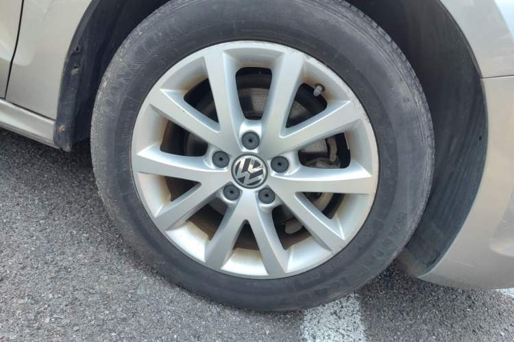 Used Volkswagen Sagitar 2012 1.6L Automatic Comfort Edition Right Front Wheel Hub