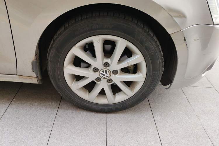 Used Volkswagen Sagitar 2012 1.6L Manual Comfort Model Right Front Wheel Hub
