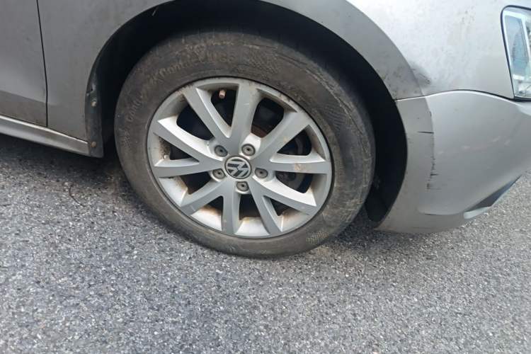 Used Volkswagen Sagitar 2012 1.6L Automatic Fashion Edition Right Front Wheel Hub