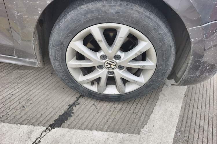 Used Volkswagen Sagitar 2012 1.4TSI Automatic Luxury Edition Right Front Wheel Hub