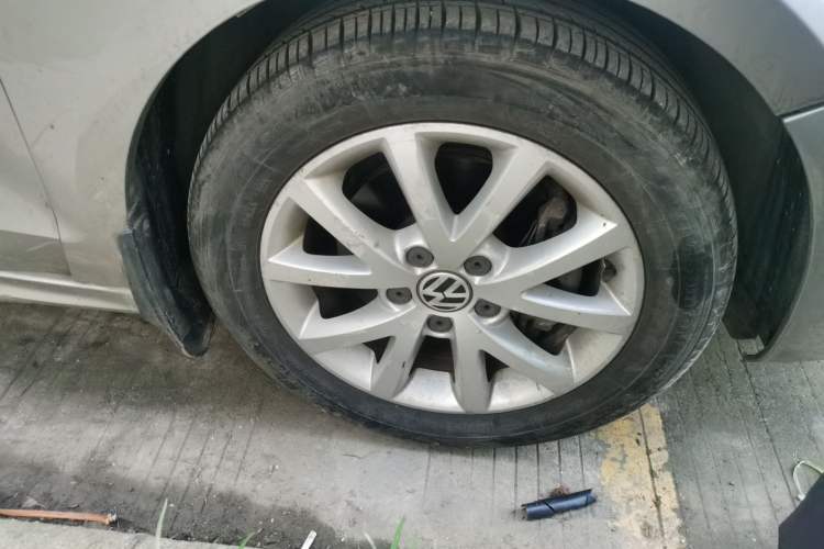 Used Volkswagen Sagitar 2012 1.4TSI Manual Luxury Model Right Front Wheel Hub