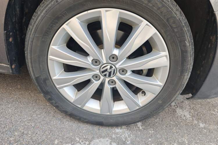 Used Volkswagen Sagitar 2012 1.6L Automatic Comfort Edition Right Front Wheel Hub