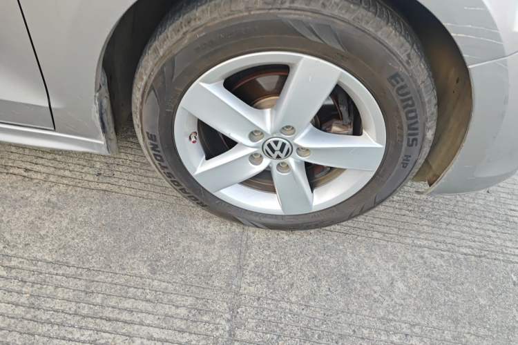 Used Volkswagen Sagitar 2012 1.6L Automatic Fashion Edition Right Front Wheel Hub