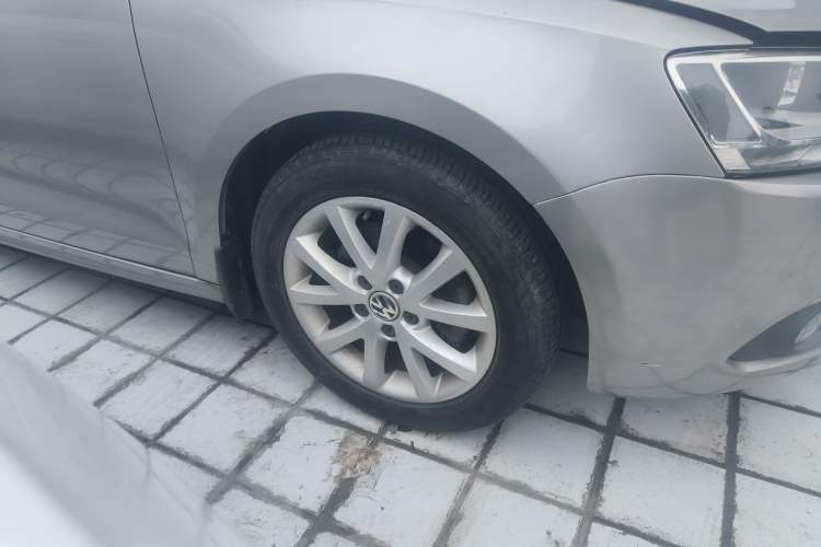 Used Volkswagen Sagitar 2012 1.4TSI Automatic Luxury Edition Right Front Wheel Hub