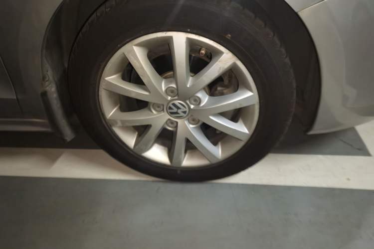 Used Volkswagen Sagitar 2012 1.6L Automatic Comfort Edition Right Front Wheel Hub