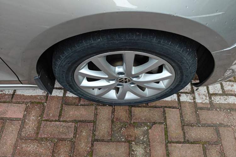 Used Volkswagen Sagitar 2012 1.4TSI Automatic Luxury Edition Right Front Wheel Hub