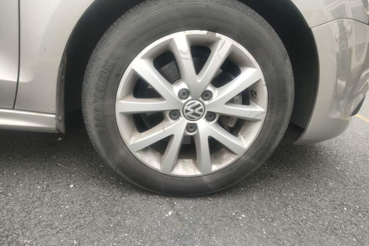 Used Volkswagen Sagitar 2012 1.6L Automatic Fashion Edition Right Front Wheel Hub