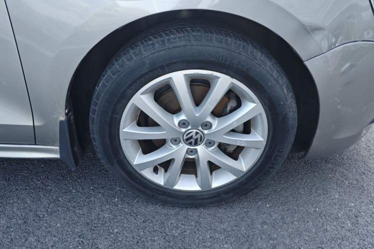 Used Volkswagen Sagitar 2012 1.4TSI Automatic Luxury Edition Right Front Wheel Hub