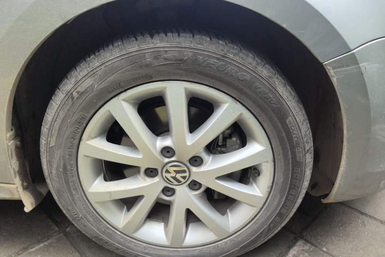 Used Volkswagen Sagitar 2012 1.4TSI Automatic Luxury Edition Right Front Wheel Hub