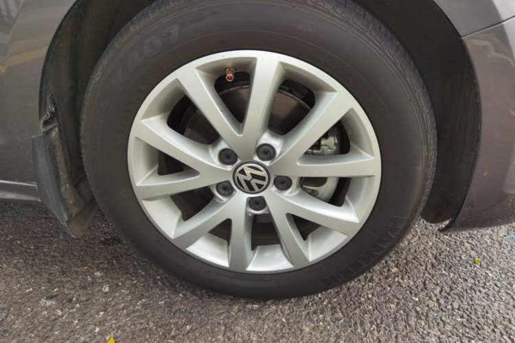 Used Volkswagen Sagitar 2012 1.4TSI Automatic Luxury Edition Right Front Wheel Hub