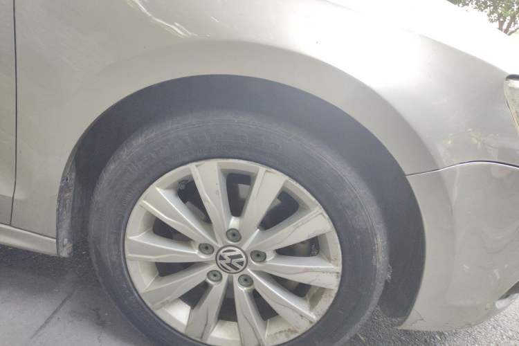 Used Volkswagen Sagitar 2012 1.4TSI Automatic Luxury Edition Right Front Wheel Hub